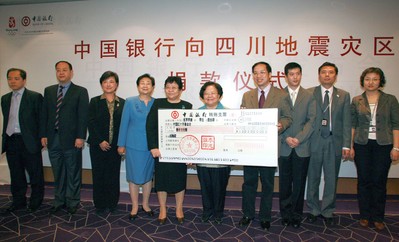 2008年5月14日上午，張燕玲副行長將一張面額1,000萬的現(xiàn)金支票交到了中國紅十字會總會彭珮云會長手中，代表中國銀行向汶川地震受災地區(qū)人民捐款。