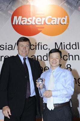 交通銀行信用卡中心市場部總監(jiān)劉育?。ㄓ遥┙邮苡扇f事達卡亞太/中東和非洲地區(qū)總裁 Andre Sekulic （左）頒發(fā)的獎項