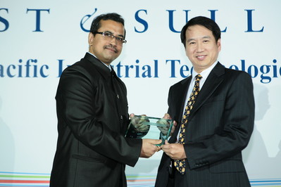 (R-L) Robert Zhu, President of ADT Security for Asia Pacific, receiving 2009 Frost & Sullivan Asia Pacific Physical Security Company of the Year award from Sanjay Singh, Vice-President for Industrial Technologies practice, Frost & Sullivan. 