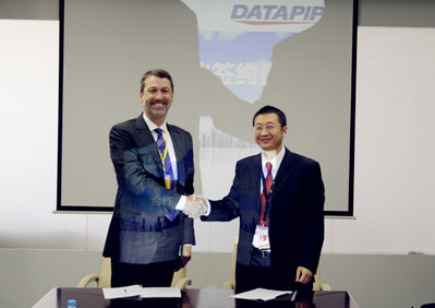 MOU Partnership Signing by SDS president Dr. Zhang Jianfeng and Datapipe CEO Robb Allen