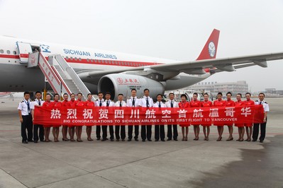 川航今日開通成都-沈陽-溫哥華航線，圖為首航機(jī)組合影，川航空姐身著新款紅色旗袍制服驚艷亮相，向加溫哥華展示“中國(guó)元素 四川味道”。