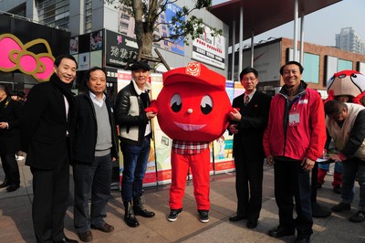 （從左至右）上海市血液中心副主任沈行峰、上海市血液中心主任朱永明、觸動(dòng)傳媒創(chuàng)始人兼執(zhí)行主席馮暉中、上海市紅十字會(huì)常務(wù)副會(huì)長(zhǎng)馬強(qiáng)、“獻(xiàn)血達(dá)人”陳澤人