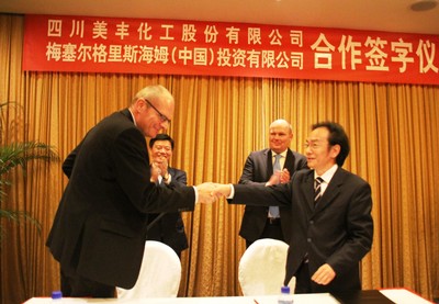 The German Messer Group and the Chinese listed chemical company Sichuan Meifeng have signed a joint venture agreement on Jan.15, 2013 to build a liquid CO2 plant, with an annual capacity of 100 000 tons in the Economic Development Park in Mianyang City of China’s Sichuan Province. (from left: Dr. Werner Hickel, CEO of Messer China; Zhang Xiaobin, Board Chairman of of Meifeng; Wang shizhao, GM of Meifeng, Dr. Hans-Gerd Wienands, CFO of Messer Group)
