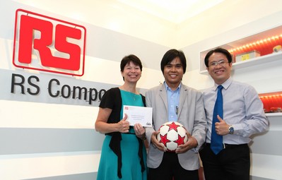 RS Components 公司東南亞地區(qū)銷售總監(jiān) Swarbrick 女士、優(yōu)勝者 Muninta 先生和 RS Components 公司泰國區(qū)經(jīng)理 Wetchapruekpitak 先生