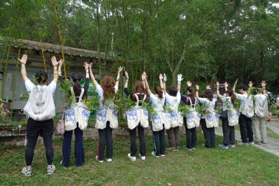 二十名亞洲博聞的員工組成五個隊(duì)伍，在香港馬鞍山郊野公園種植了150棵樹苗。