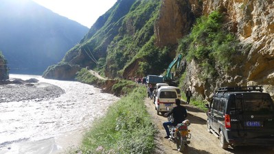 在甘肅面試?yán)铄\記希望廚師途中，遭遇地震造成的道路塌方