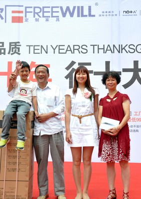 福萊威爾總裁為一、二等獎(jiǎng)獲獎(jiǎng)?wù)哳C發(fā)獎(jiǎng)品