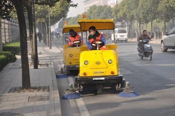 環(huán)衛(wèi)工人利用掃地車更安全、更高效地工作