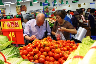 沃爾瑪云南普洱縣全新門店開業(yè)當日，顧客在選購優(yōu)質(zhì)低價的生鮮商品