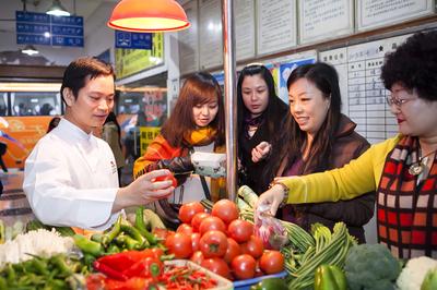 媒體嘉賓與廣州海航威斯汀中餐行政總廚吳天榮一同前往集市，親自挑選“活力食品”食材