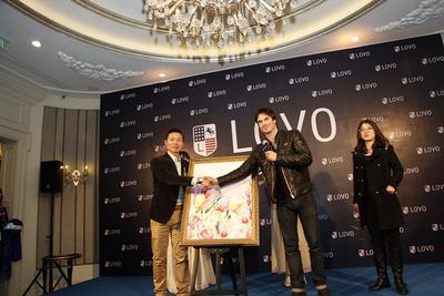 IAN與羅萊家紡副總裁揭幕LOVO2014年春夏新款手繪稿，并在畫稿上留下親筆簽名